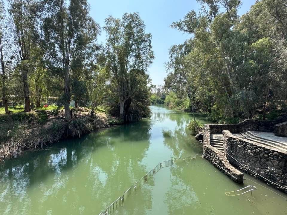 صورة مغطس "يردنيت" في نهر الاردن 